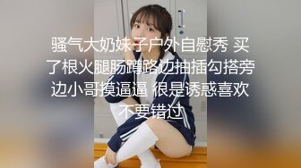  颜值很高的御姐少妇，全程露脸镜头前发骚，淫声荡语揉捏骚奶子，道具抽插骚穴各种骚浪姿势呻吟