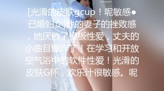 酒店情侣偷拍沙发上做爱年轻小伙子体力就是好，各种姿势干的女友哇哇叫