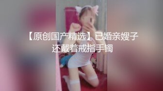 【新片速遞】  颜值不错的轻熟女露脸激情3P，让两个小哥玩弄，口交大鸡巴揉奶玩逼，道具抽插后入爆草嘴里还要屌鸡巴好嗨奥