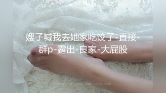 《家_庭摄像秘_破解泄_密》民宅黑客入侵真实偸_拍寂寞白嫩贵妇客厅看片自摸疯狂小姐姐一字马手指当屌坐插看点十足