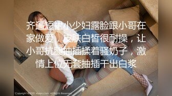 【新速片遞】商场女厕全景偷拍珠宝专柜黑丝美女职员的极品鲍鱼