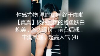 两对情侣开房 第二队女友是练舞蹈的在床上练拉筋