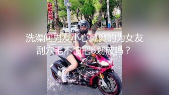 一边舔鸡巴，一边给老公打电话