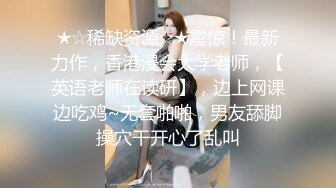 俩丰乳肥臀时尚连衣裙女郎口味真重啊超粗假阳具插入肛门里大肠头流出来舌头舔双插拳交太狠了