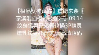 淫妻 看着单男大鸡巴把老婆操的高潮不断 换个姿势继续操 老婆伸手去抚摸单男的蛋蛋和棒棒 直接把小鸡鸡看硬了