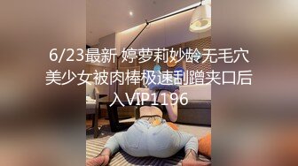 少数民族的小浪女露脸丝袜情趣，逼里塞着大黑牛嘴里舔着哥哥的大鸡巴，被压在身下疯狂抽插呻吟射在肚子上