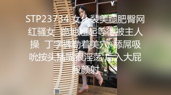 现在的夫妻真会玩，厨房里拍小视频逗逗妻子的胸奶奶，白天带媳妇出去遛弯，尿急就蹲下来尿尿！