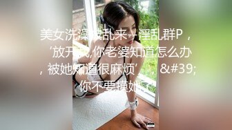 一脸英气美女！制服诱惑，摆弄起姿势也是骚，扭动小腰，性感屁股怼着镜头