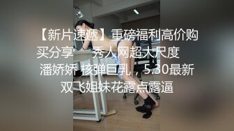 穿着短裙微胖的大四学姐尿尿给他男朋友打电话，抄底她张开的小逼