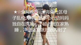 女友怕叫声太大在旁边放起了歌