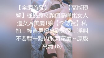 cd 元气少女鹿：好几天没去露出啦，这次专门找了个比较亮的路口，身后一直有骑士们经过，河边遛弯的两个大爷