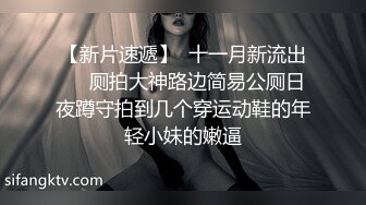 看样子是自己住酒店无聊只能自拍了