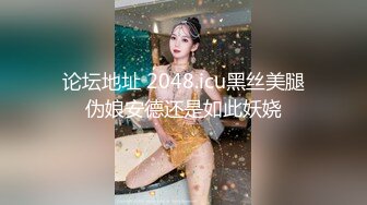 性感的无毛白虎逼小少妇露脸镜头前发骚，陪狼友互动揉捏骚奶子