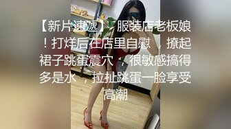 男子爬天花板偷窥漂亮妹子换衣服