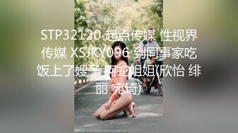 学校停课的英文老师逮到机会抛开束缚，展现出淫荡的一面