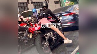  坦克少妇露脸道具自慰，吊钟奶子，撅起屁股露出一个大黑鲍鱼，阴毛好多