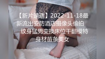 隔板下多角度拍摄 玩手机的酒店服务员 正跟老公聊微信 不知被人拍了黑逼