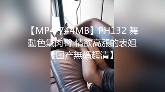 超顶级91绿帽人妻肥臀骚妇【成都夫人】私拍，户外天体露出，与多名单男群P双管齐下前后夹鸡，相当耐肏 (8)