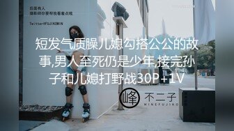 纹身熟女毫无保留的展示自己的生殖系统，甚至看到了里面的节育器