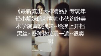 女生厕所偷窥，双视角