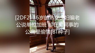   颜值不错的妹子镜头前被小哥调教，情趣狗链栓着给小哥交大鸡巴，揉奶玩逼陪狼友撩骚