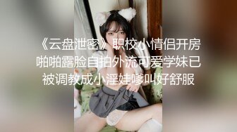 帅气小鲜肉被主人玩弄鸡巴下,主人加大力度用手指和假吊扣捅菊花,让小鲜肉爽射