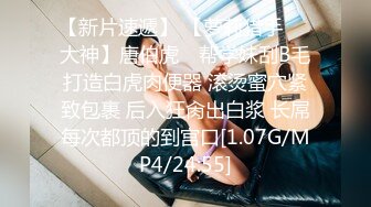 圆润美臀少妇居家夫妻JQ啪啪，特写口交舔屌拨开内裤掰穴，翘起屁股隔着内裤摸逼，第一视角后入一下下撞击