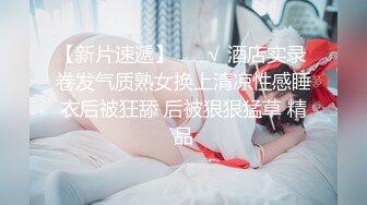 高清監拍身材超正的美婦裸著奶子在客廳敷面膜,風騷的豹紋露逼情趣內褲