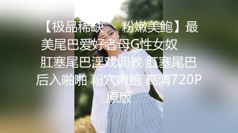 美女抱着奶子在床上玩自拍