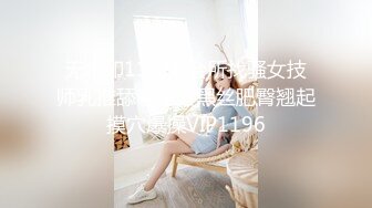 白丝露脸文静的小少妇在家一个人发骚，跟狼友互动撩骚，逼里塞着跳蛋震动自慰，特写给狼友展示，酸爽诱人