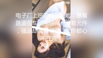   客厅犯错了，跪在地上受惩罚的美女。男：贱不贱，贱不贱！  女：嗯嗯