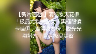    上面在玩吃鸡下面美女吃JB ，极品美女趴在桌子下口交 ， 顶级蜜桃臀 ，骑乘抽插