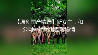  爆乳户外美娇娘性感情趣诱惑公园勾引散步路人，到一半差点翻车来了很多游客换地接着干