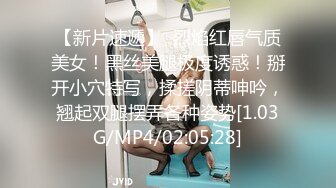 《极品CP魔手外购》经济型集体公寓女厕逼脸同框偸拍多位学生和上班族小姐姐方便，眼镜妹子比较多啊