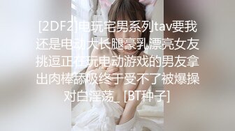 办公楼女厕蹲守淡黄裙粉银高跟丽人 椭圆形微毛唇肉大张着馋死人