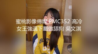   激情4P姐妹花淫乱场面刺激撩人，两个大哥享受骚逼一起的舔鸡巴舔乳头服务，主动上位抽插让两小哥轮草互动