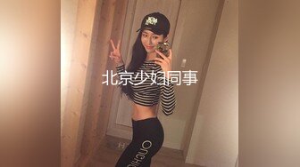 眼镜骚女两女一男3P淫乱大战，白皙奶子边口交边被后入，上位骑乘抽插一脸享受，双腿肩上扛轮换着猛操