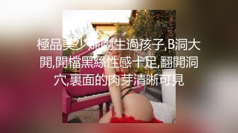 商场女厕近距离偷窥白衣美女不敢坐半蹲着尿的小嫩B