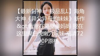  白毛女友穿白丝，爱在镜头前比耶