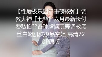 穿着女仆装自己坐在凳子上自慰