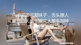  年轻学姐客厅深喉大屌，蹲下卖力，展现完美技