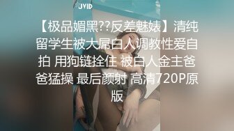  猥琐小哥迷翻漂亮的小女友找来朋友一起来玩3P