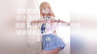  黑客破解家庭网络摄像头偷拍 两个巨乳少妇日常生活在客厅和老公啪啪