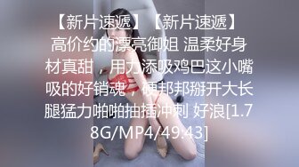 妹子拿着黄瓜表演口活