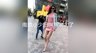 半老徐娘风韵犹存轻熟女骚货，带了眼罩双穴起开，侧睡露鲍鱼，诱惑十足，道具双插