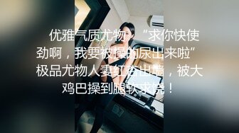 路过街上看到个长发美女在修电瓶车尾随她去厕所嘘嘘妹子尿完竟然把小穴掰开