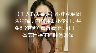 黑丝高跟美女电梯口玩全裸