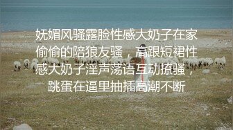   淫荡女团黑丝情趣骚逼两个一起给小哥交大鸡巴玩弄，完美身材多体位蹂躏爆草抽插