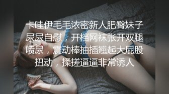 丰满性感的熟女露脸制服诱惑，吊钟奶子，床上道具深插，刺激阴蒂