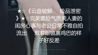 洗浴中心更衣室偷拍 和妈妈一块来泡澡的女儿曼妙身材让人冲动